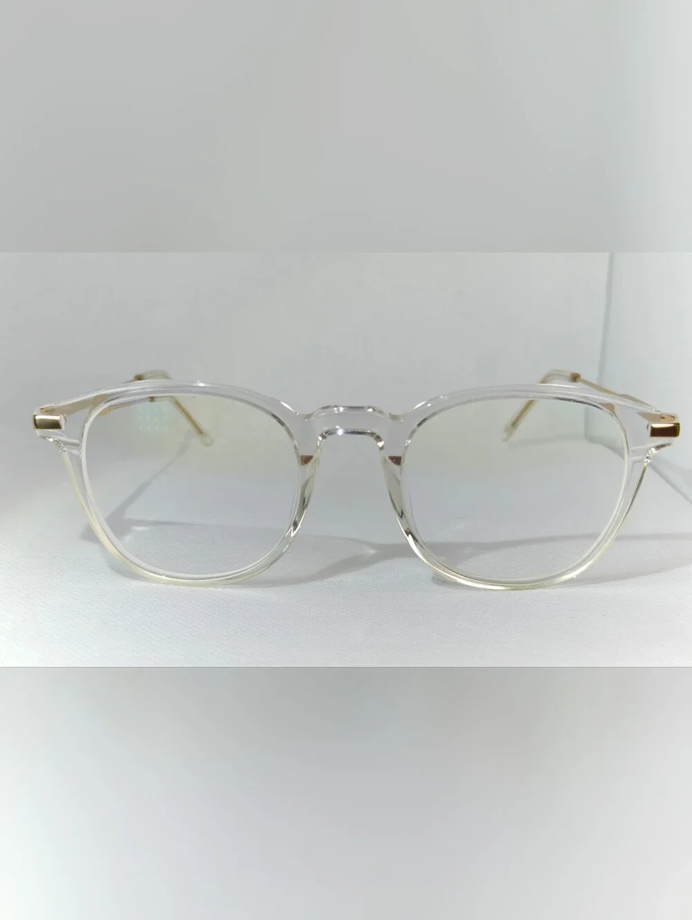 Giverny. Clear Round Gold Metal Minimalist Eyewear.